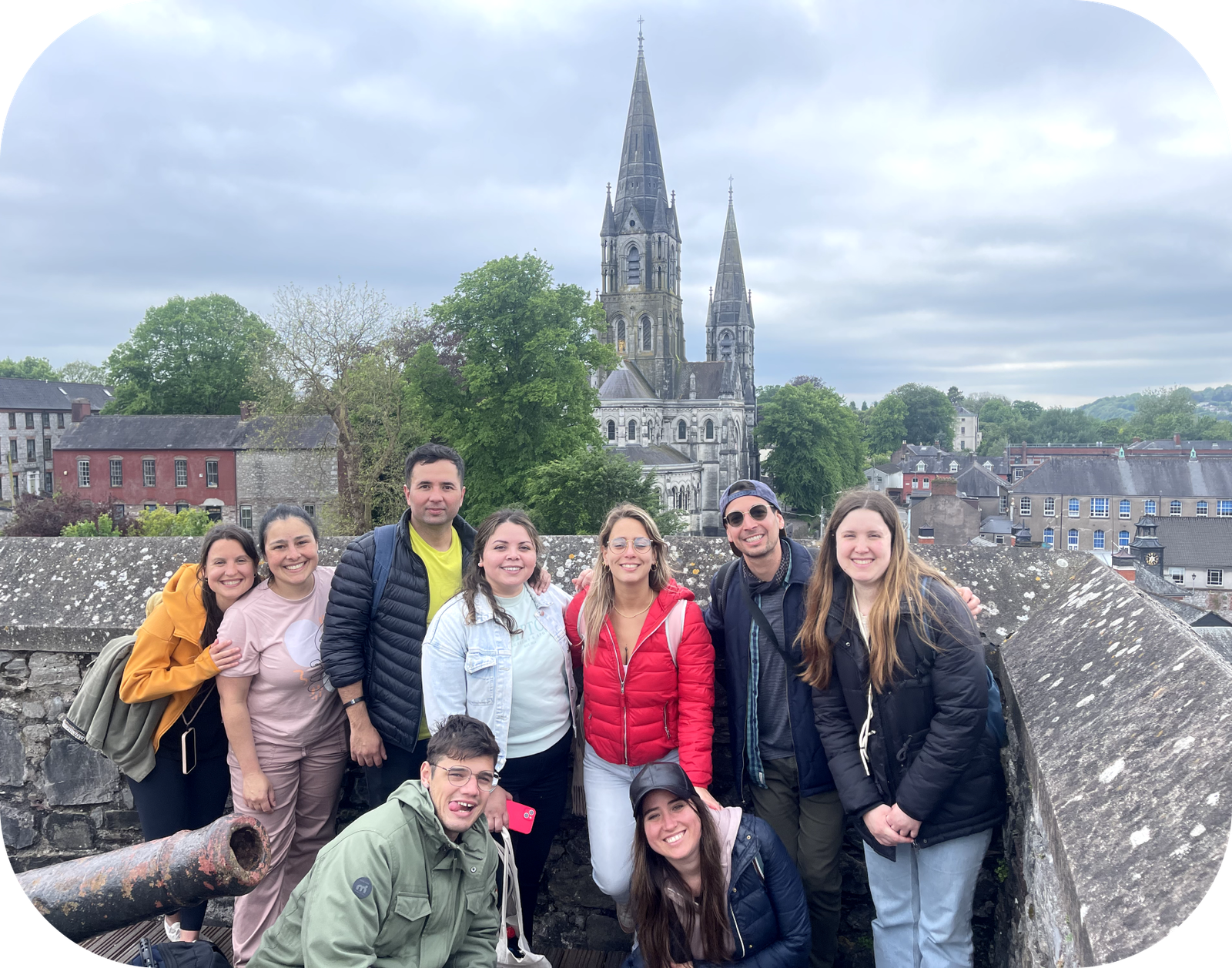 Grupo de estudiantes en Irlanda con catedral de fondo